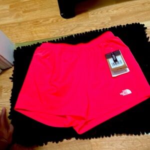 Brand new never been worn Women’s North Face Size: Small coupe Standard Fit